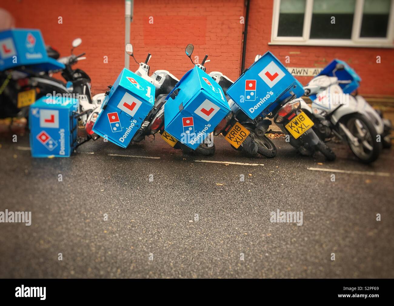 Die Wirkung des Domino; gefallene Pizza Delivery Fahrräder in East Finchley, London Stockfoto