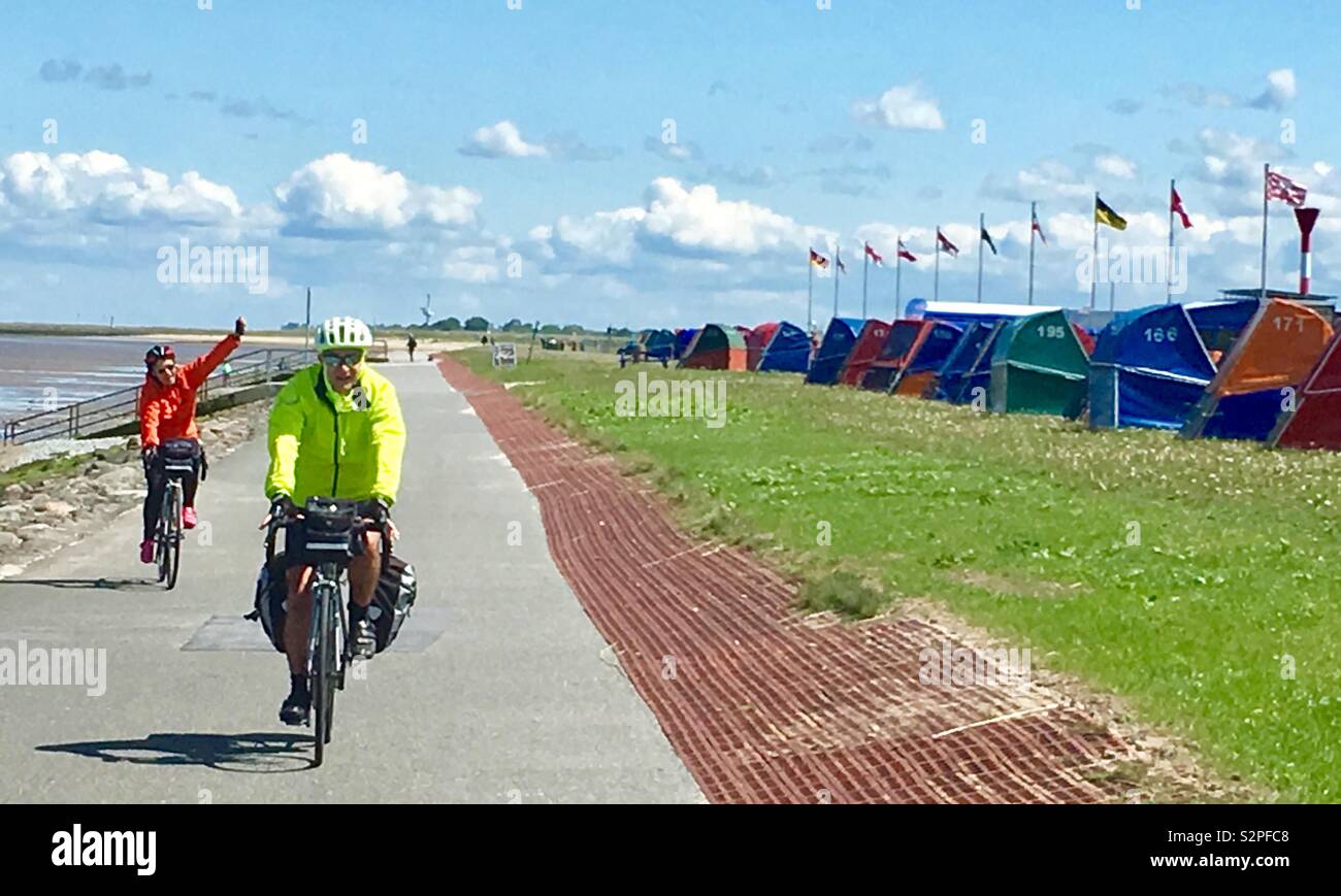 Radfahrer Radfahren entlang der Elbe in Cuxhaven Deutschland. Stockfoto