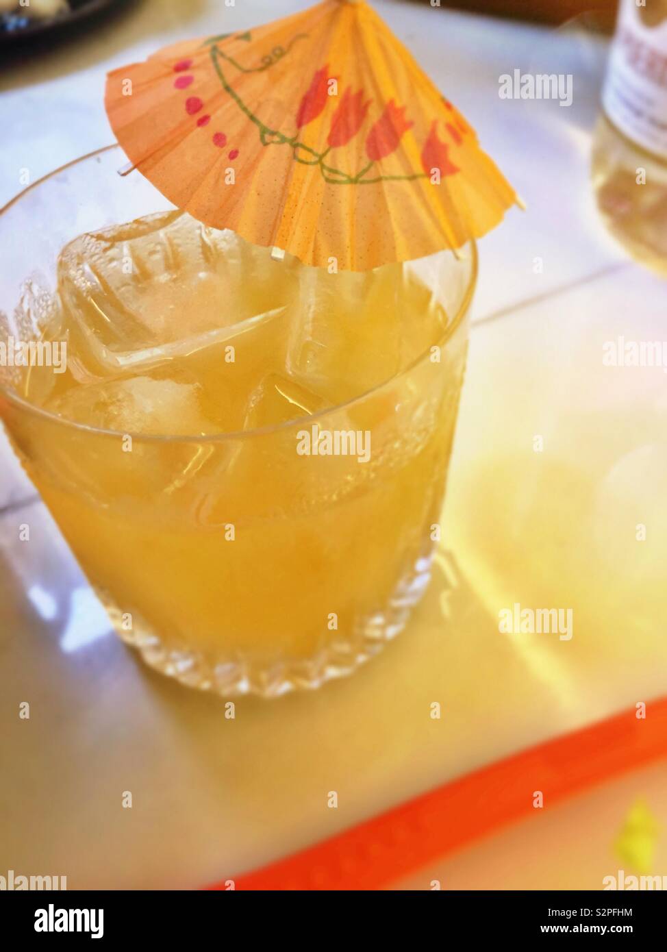 Eine erfrischende Mai Tai Cocktail mit einem festlichen Papier Regenschirm eingerichtet, USA Stockfoto
