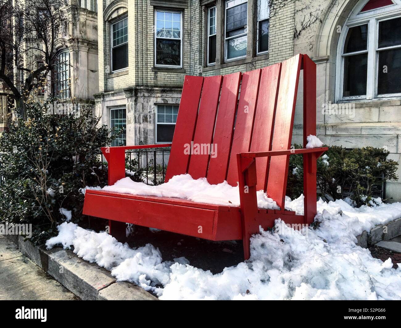 Red Chair mit Schnee. Stockfoto