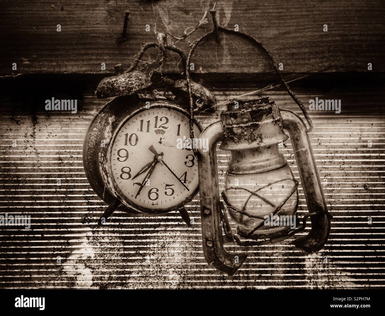 Alte Uhr und kaputte Laterne - Smartphone-aufgenommenes Stockfoto