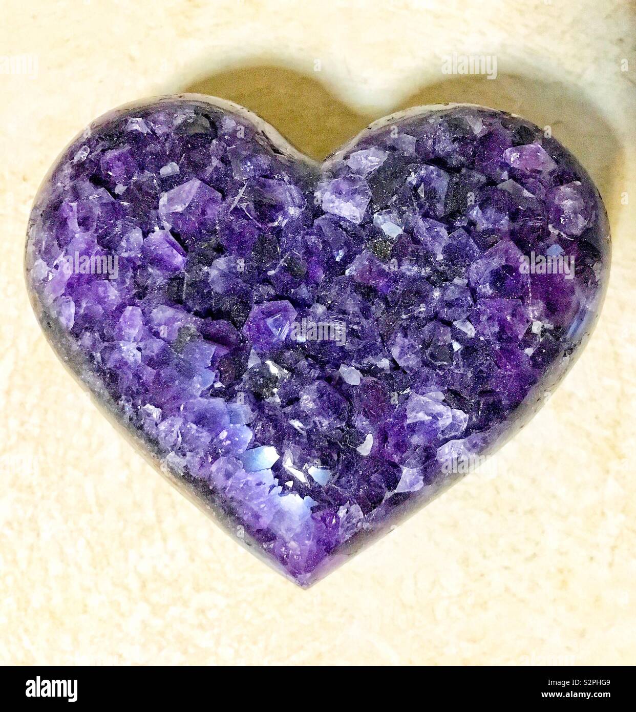 Amethyst Herz rock mit mehreren lila Kristalle Stockfoto