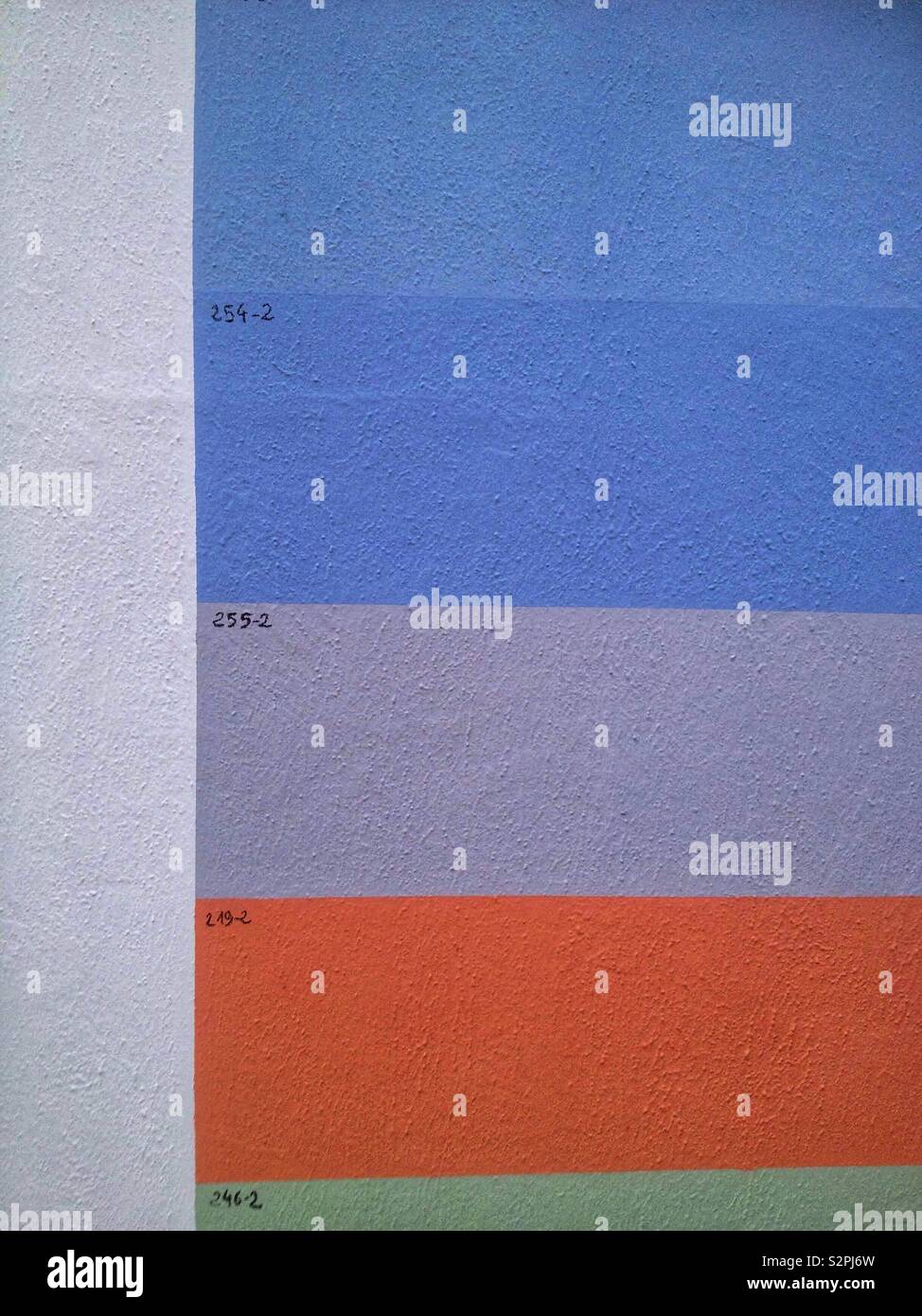 Die Probenahme von Gemälden an der Wand - Smartphone-aufgenommenes Stockfoto