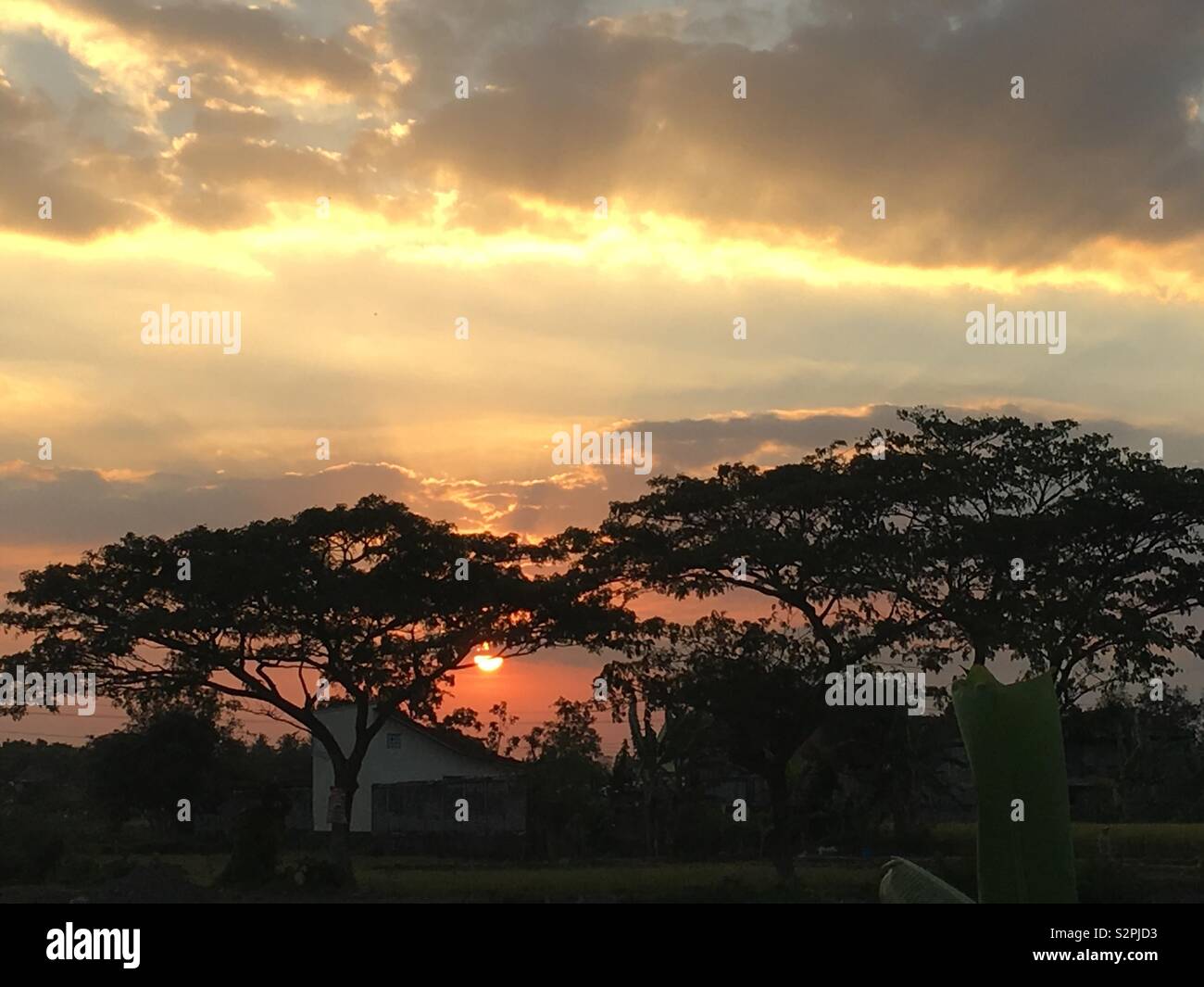 Kurz vor Sonnenuntergang in ländlicher Lage außerhalb von Jogjakarta in Indonesien Stockfoto