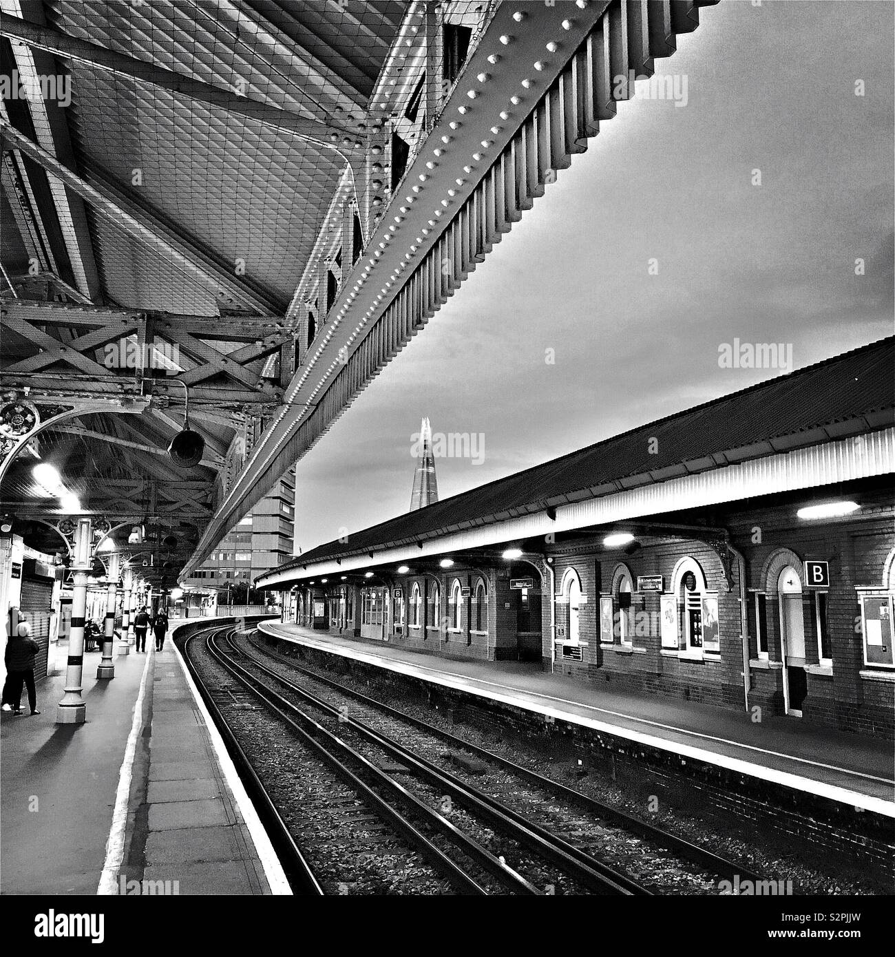Waterloo East Bahnsteig mit dem Shard in der Ferne Stockfoto