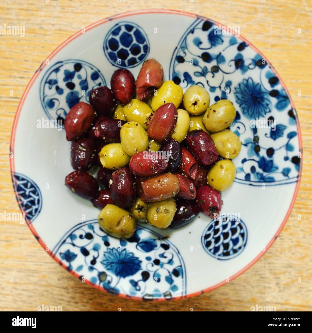Griechische Oliven in eine Schüssel gemischt Stockfoto