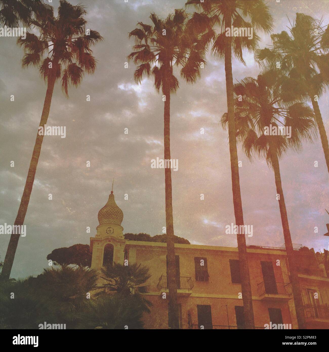 Die Architektur und die Palmen der italienischen Badeort von Imperia an der Küste des Mittelmeers - Smartphone-aufgenommenes Stockfoto