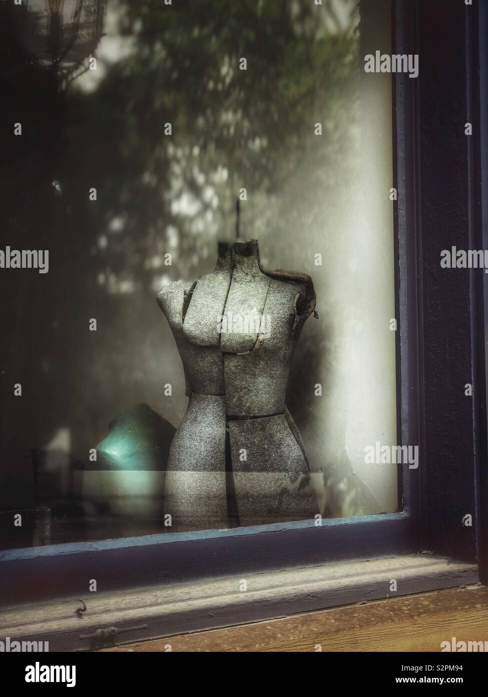 Alte kleid Form in einem Schaufenster Stockfoto