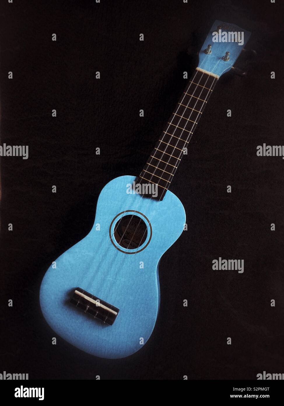 Blau ukulele auf schwarzem Hintergrund. Stockfoto