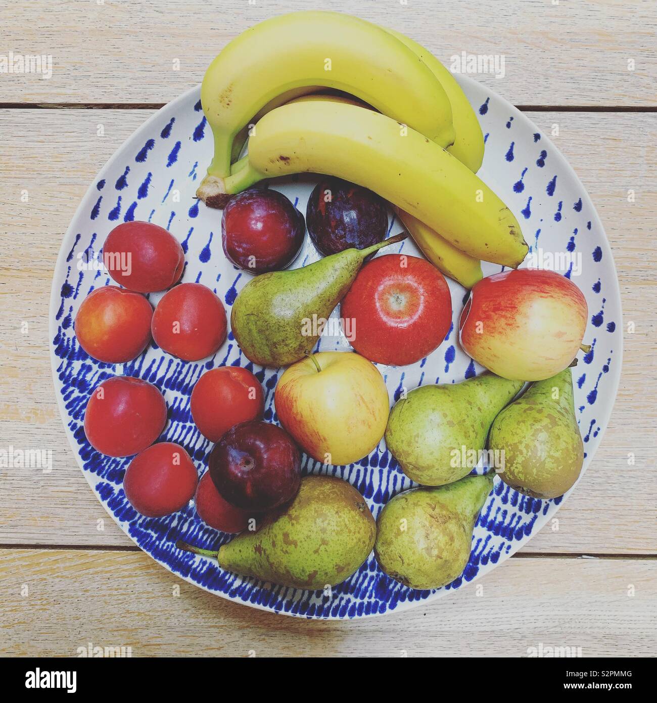 Teller mit Obst - Smartphone-aufgenommenes Stockfoto