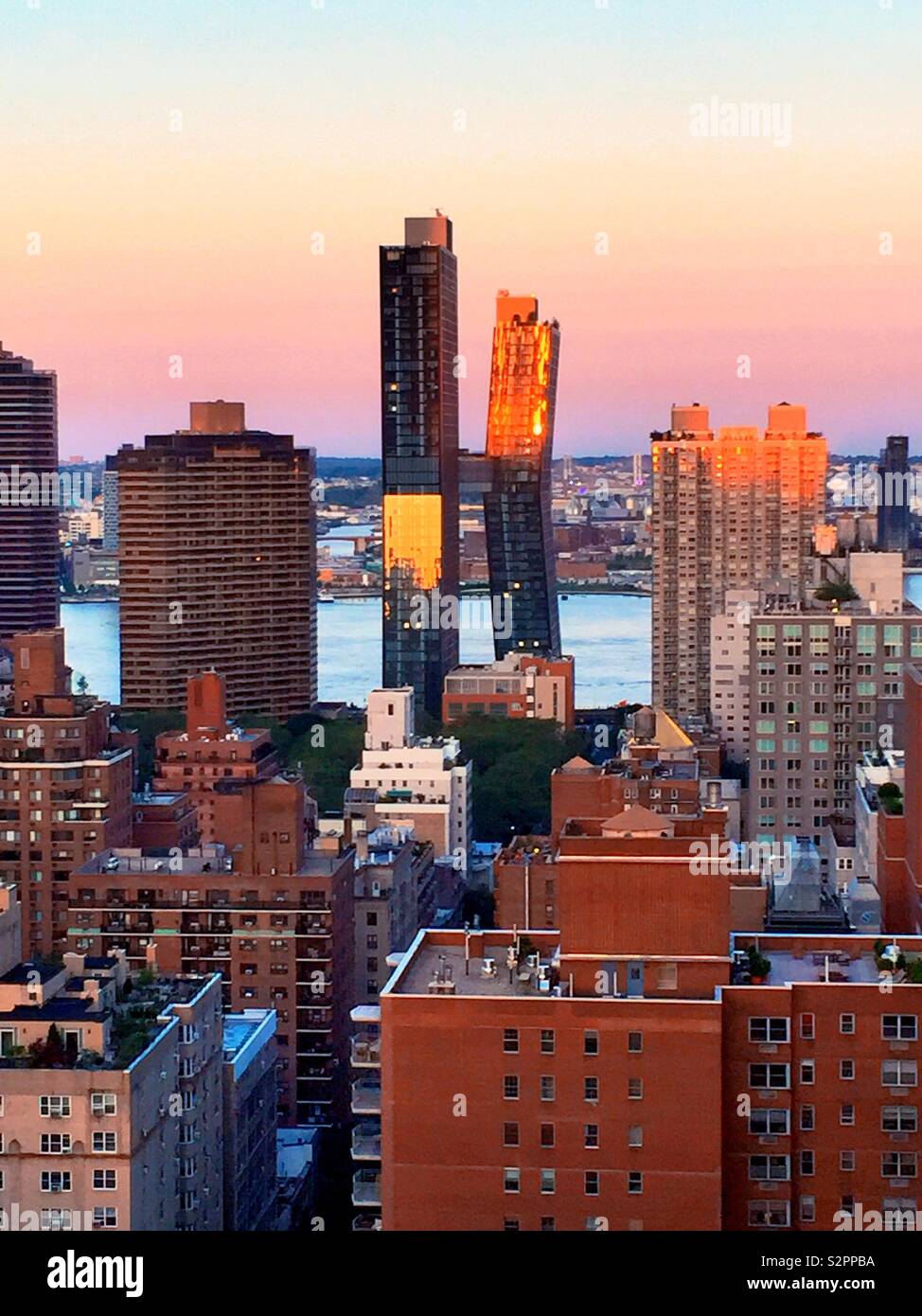 Dachterrasse mit Blick auf den Murray Hill mit der amerikanischen Kupfer Gebäude im Hintergrund, NYC, USA - Smartphone-aufgenommenes Stockfoto