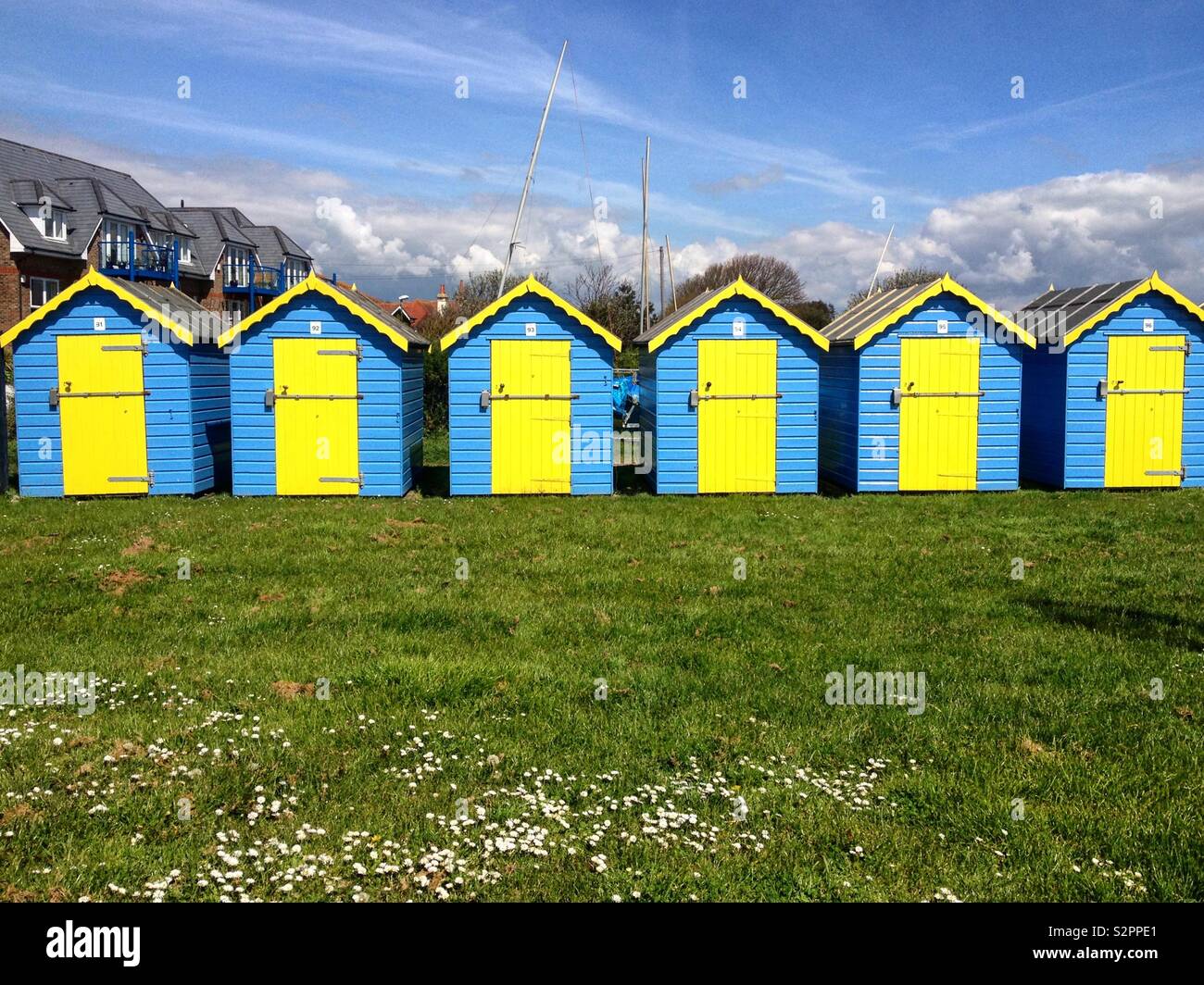 6 kleine Strandhütten in einer Reihe Stockfoto