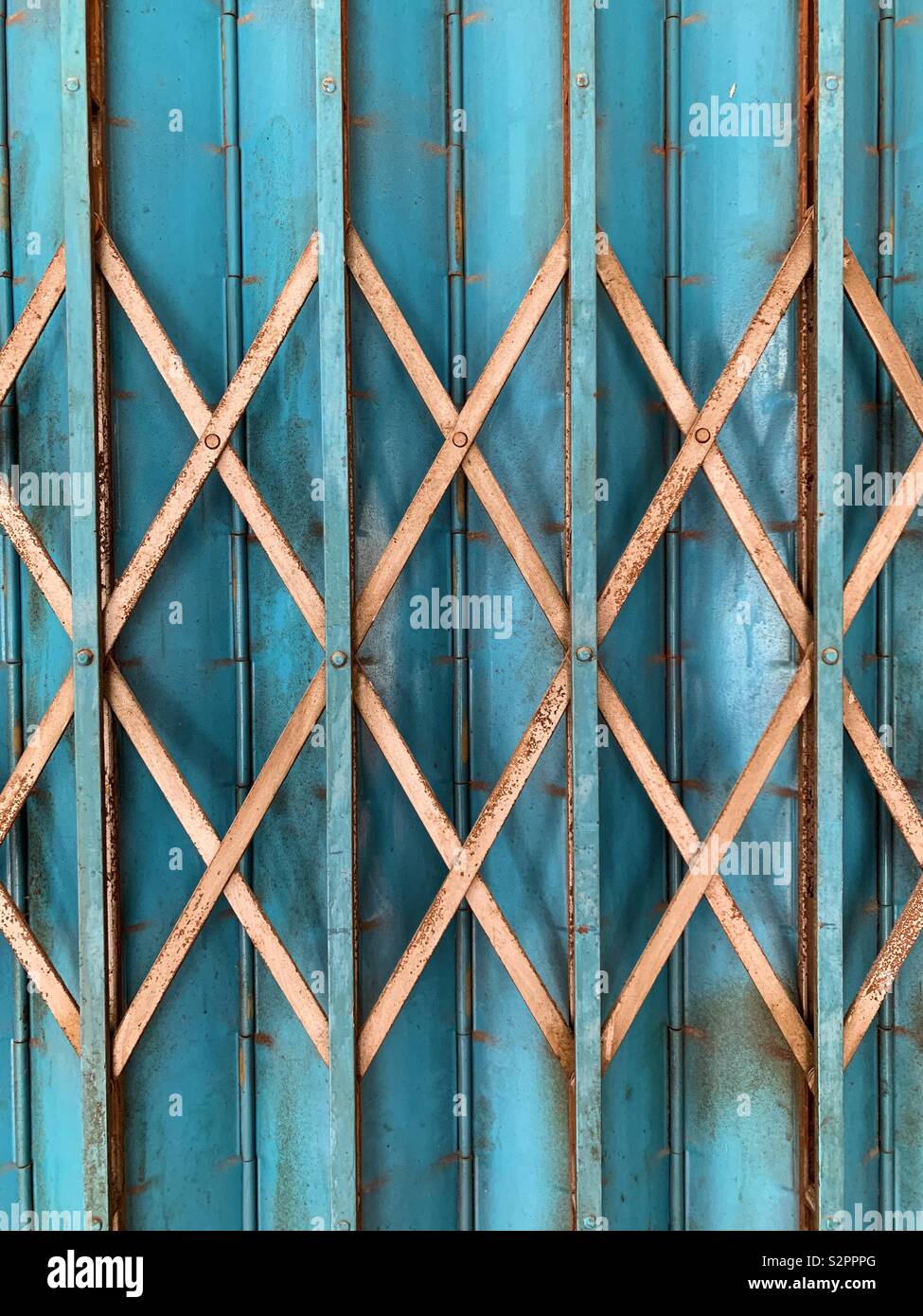 Blaue Tür oder mit Gold Diamond Form grid vor Abschaltung Stockfoto