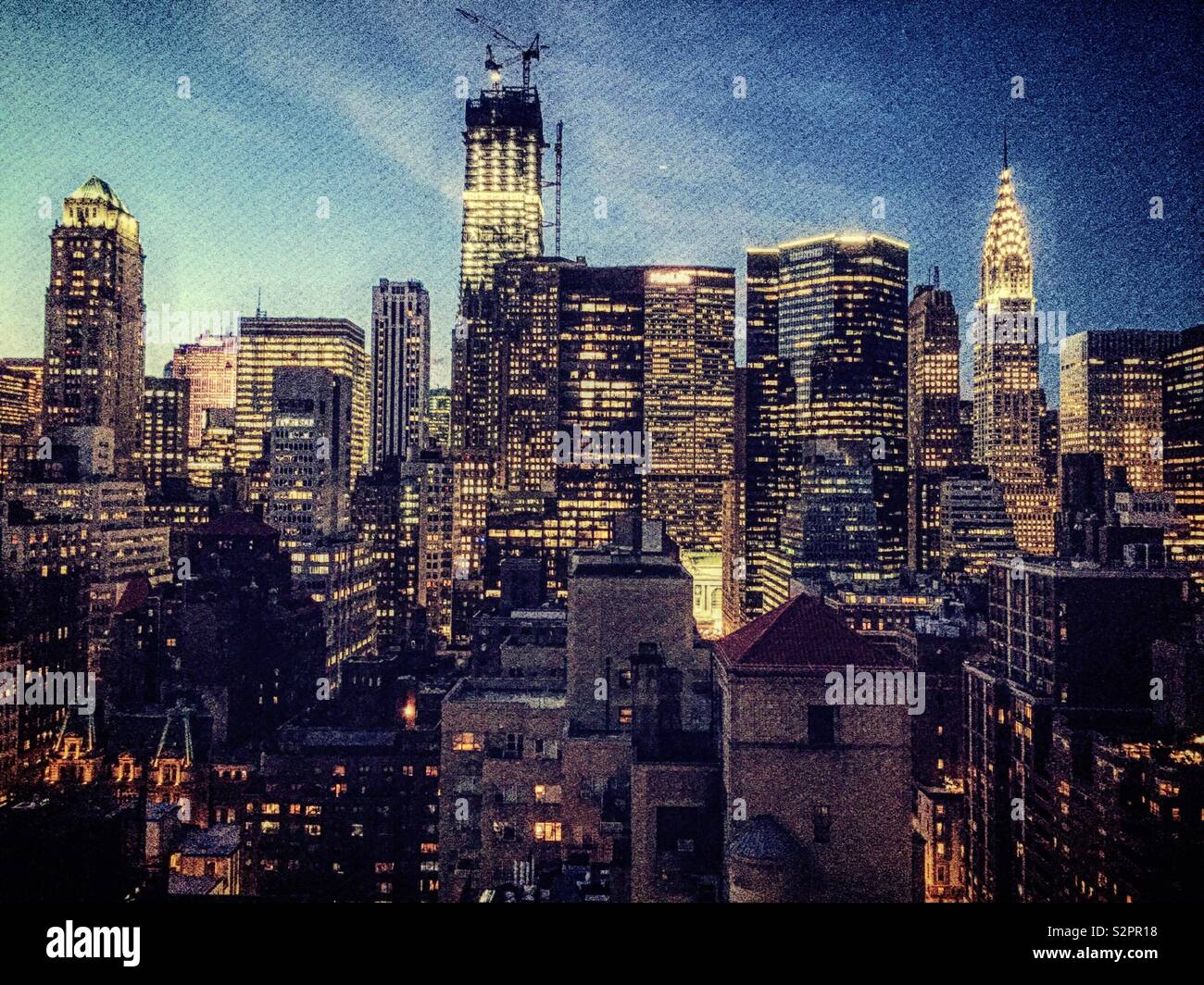Eine Dachterrasse mit Blick auf den Murray Hill in Midtown Manhattan Wolkenkratzer in den Hintergrund in den frühen Abend, New York City, USA - Smartphone-aufgenommenes Stockfoto