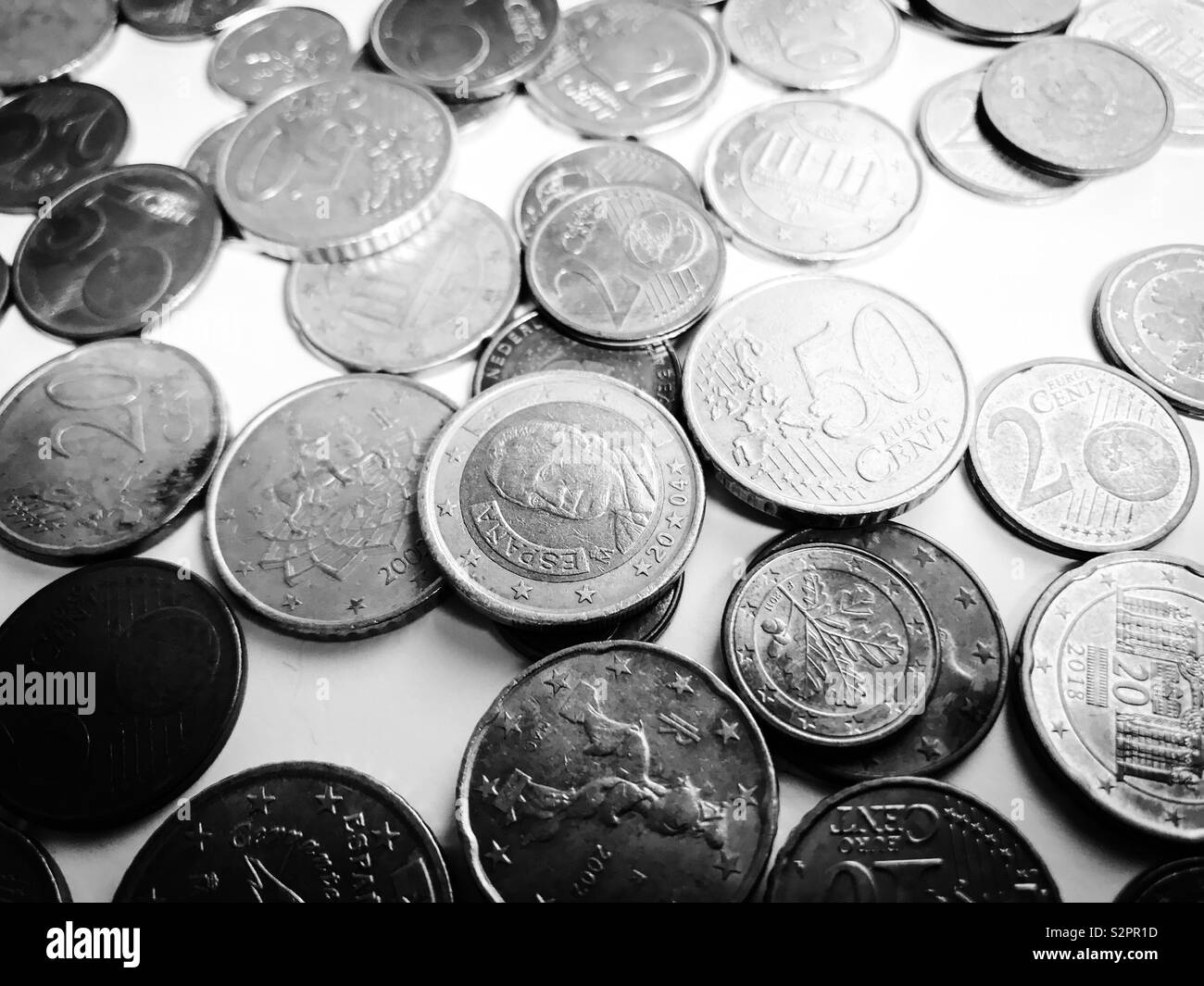 Gemischter Stapel von Euro-Münzen - Schwarz und Weiß Stockfoto