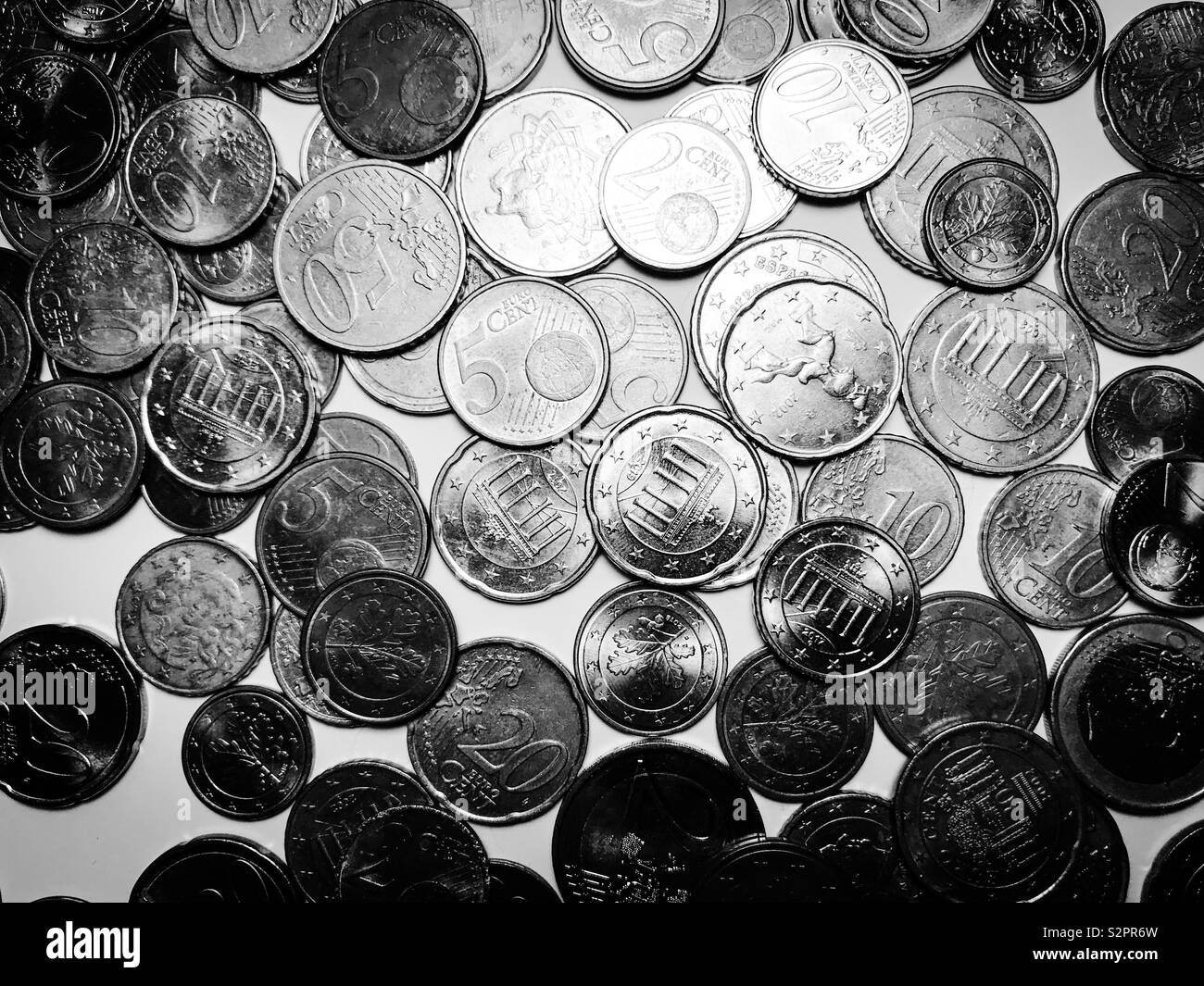 Gemischte Euro-Münzen Hintergrund - Schwarz und Weiß Stockfoto