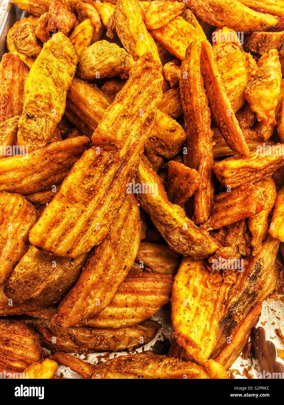 Frische Pommes frites in einem Bankett Platte mit Zangen für das Schaufeln dienen. Stockfoto