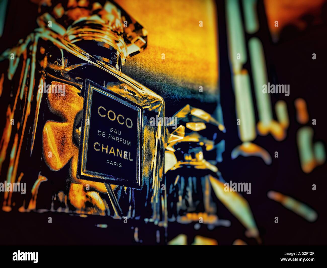 Chanel Parfüm Flasche am Schminktisch Stockfotografie - Alamy