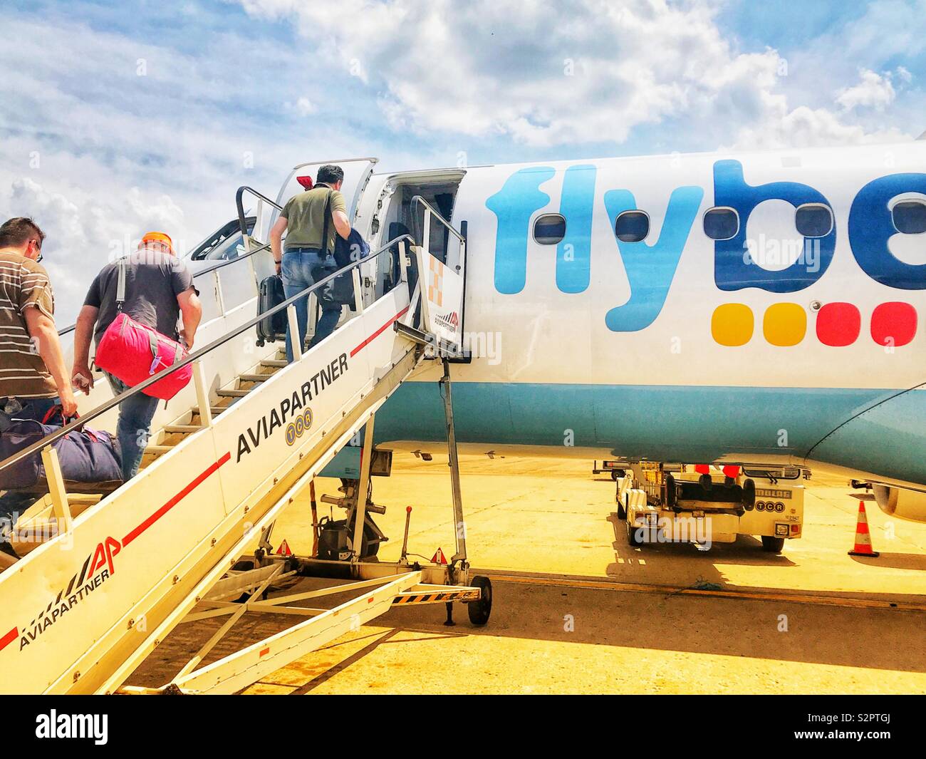Passagiere, die einen Flybe-Jet in Mailand, Italien, besteigen. Stockfoto
