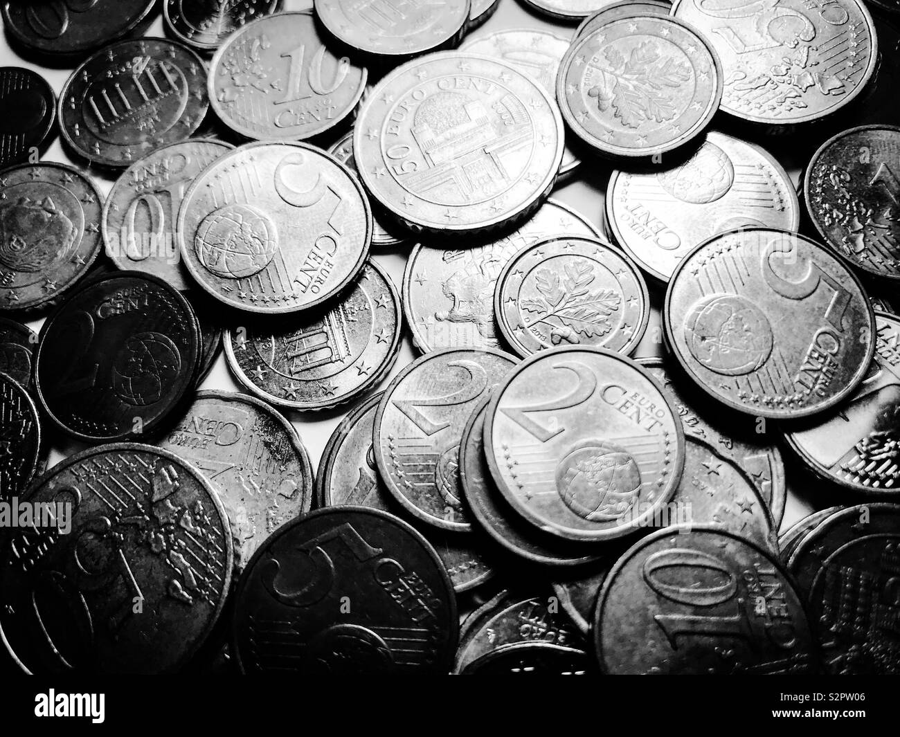 Gemischter Stapel von Euro-Münzen - Schwarz und Weiß Stockfoto