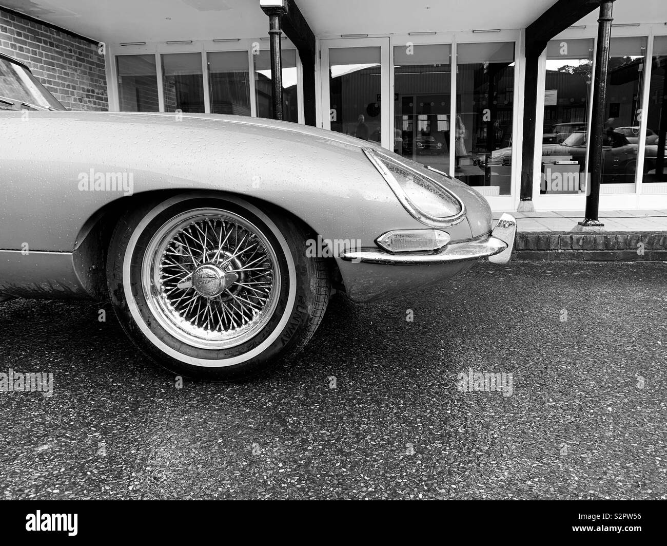 Klassische Sportwagen mit Draht Räder in der Ack und Weiß - Smartphone-aufgenommenes Stockfoto