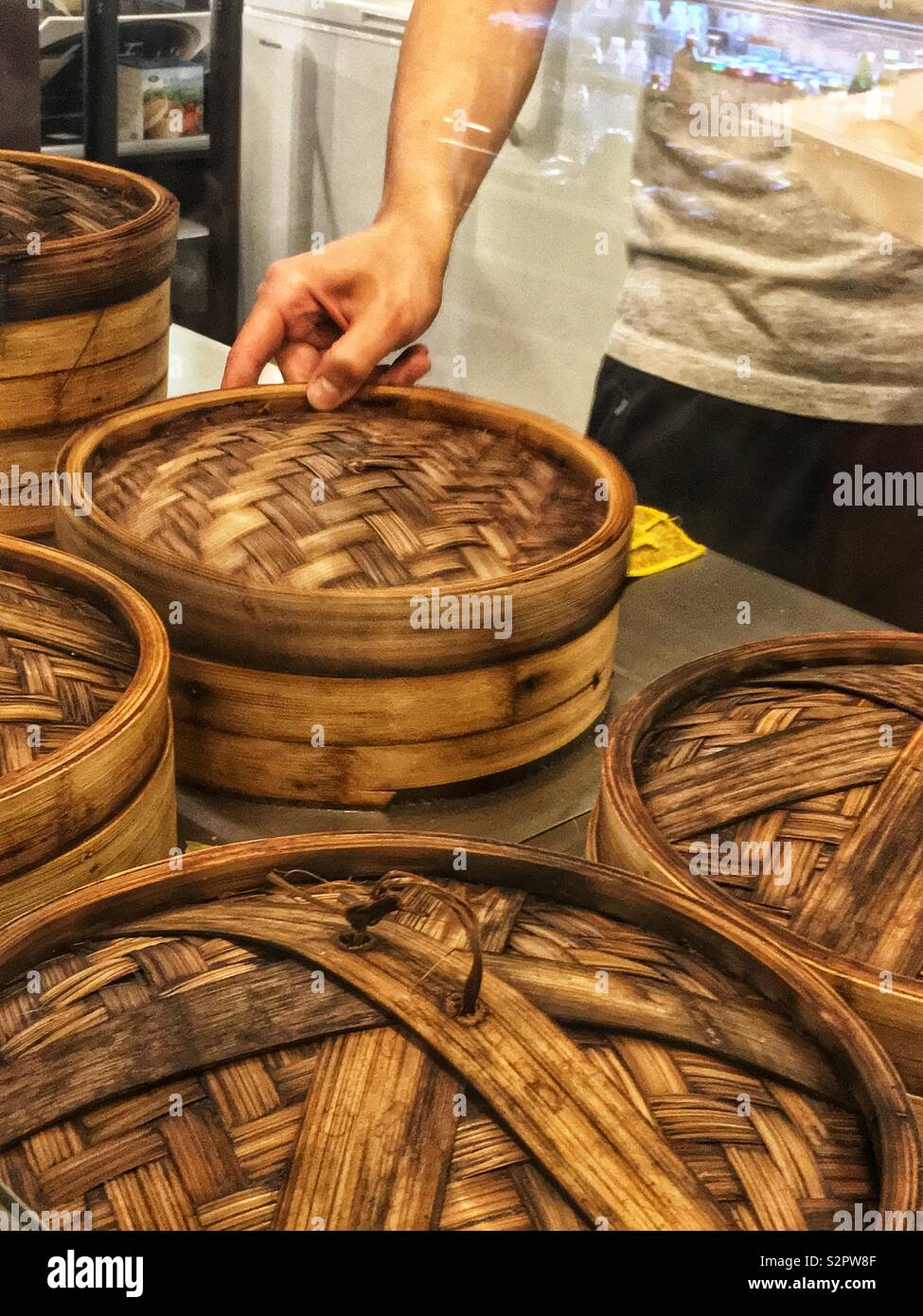 DIM SUM in Bambus Dampfgarer Dampf zubereitet Essen asiatisch  Stockfotografie - Alamy