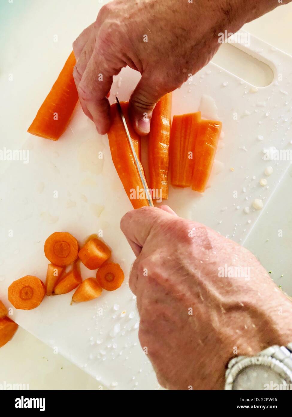 Hacken Karotten in Sticks - Smartphone-aufgenommenes Stockfoto