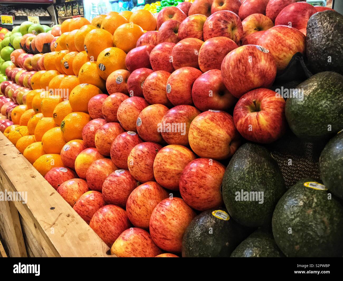 Frisches Obst, Äpfel, Avocados, Orangen, in geordneten Stapel und auf dem lokalen Markt produzieren gestapelt. Stockfoto