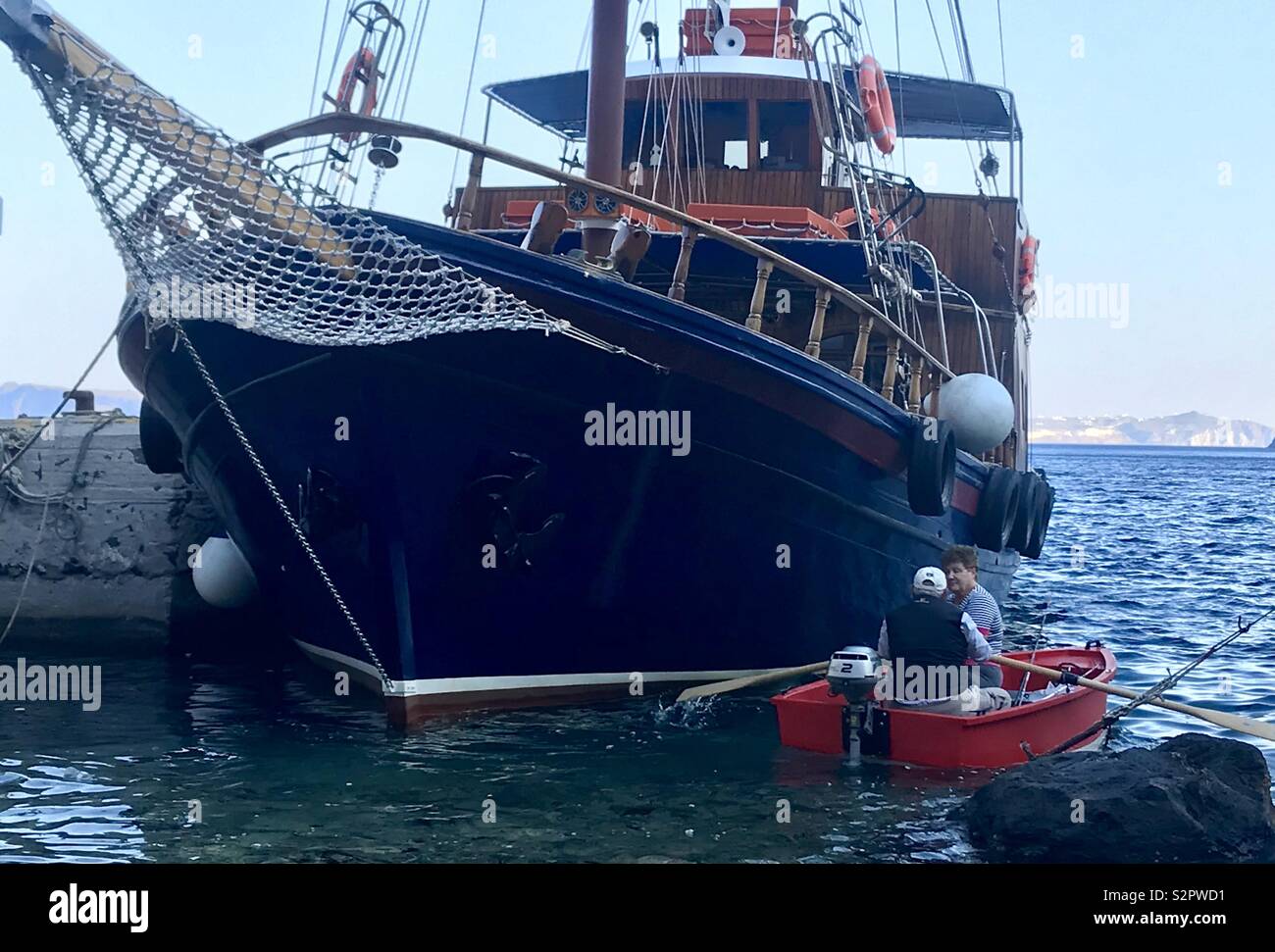 Altes Ehepaar in einem Boot in Griechenland - Smartphone-aufgenommenes Stockfoto