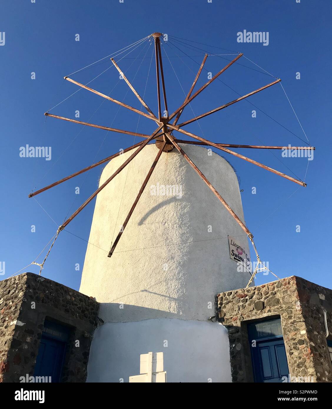 Windmühle in Oia Santorini - Smartphone-aufgenommenes Stockfoto