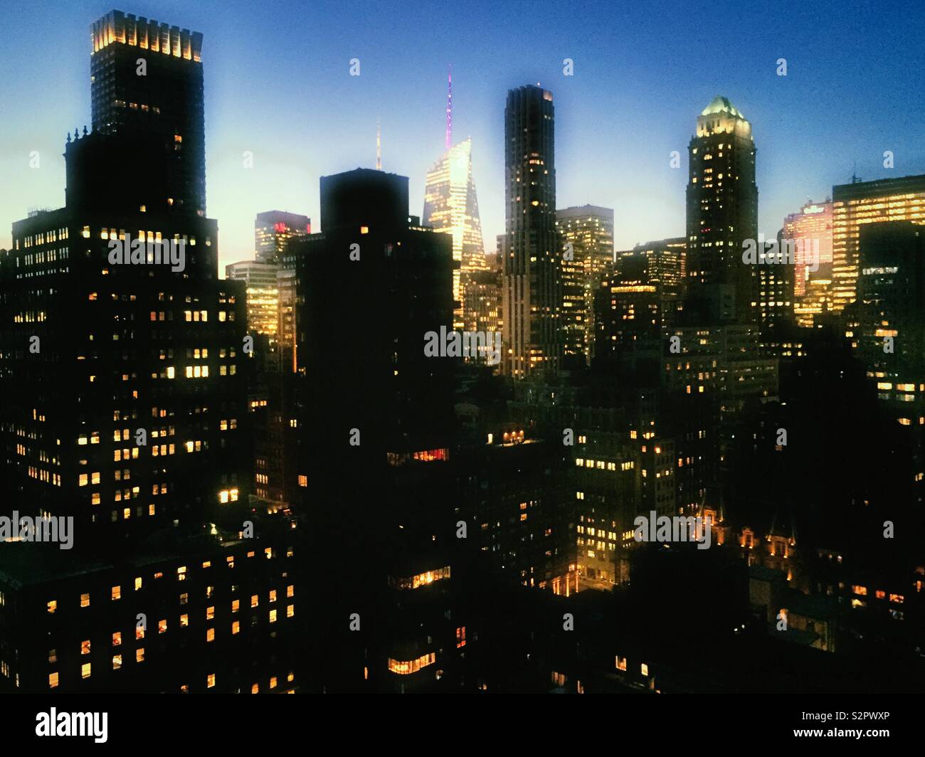Ein Abend auf der Dachterrasse Blick von Murray Hill in Midtown Manhattan Wolkenkratzer im Hintergrund NYC, USA - Smartphone-aufgenommenes Stockfoto