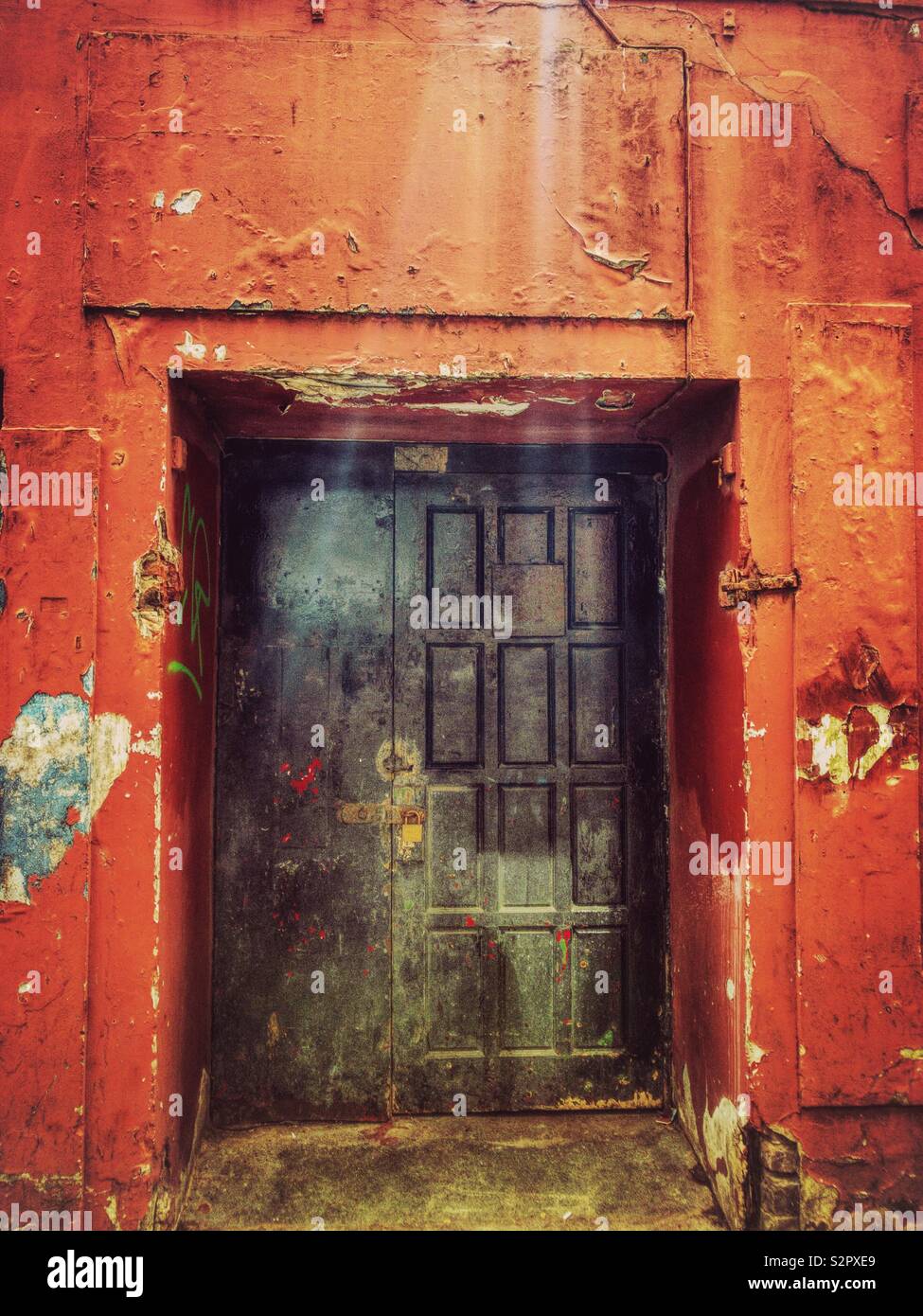 Tür in Alte verfallende Gebäude. Stockfoto