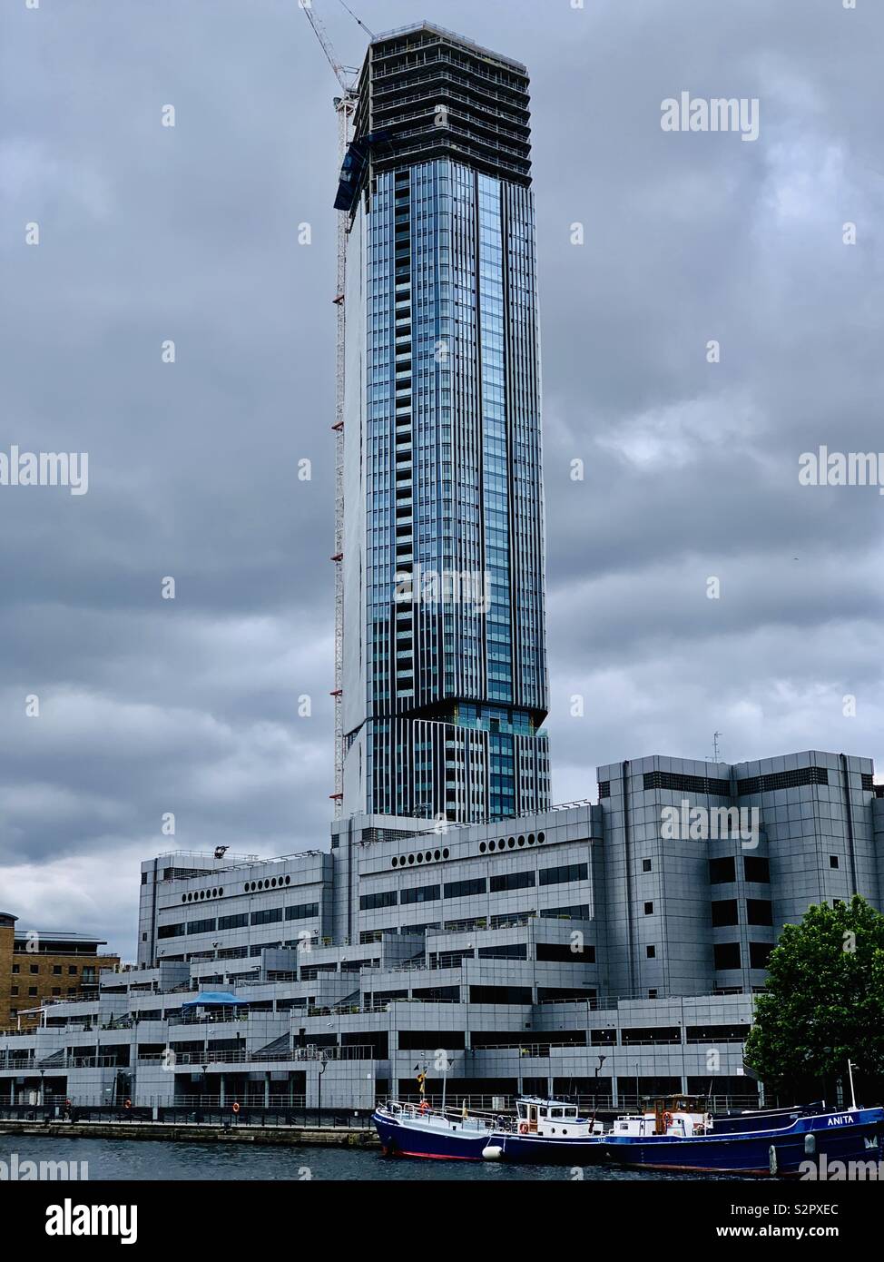 London, UK, 15. Juni 2019: hoch aufragenden Wolkenkratzer in Canary Wharf. Stockfoto