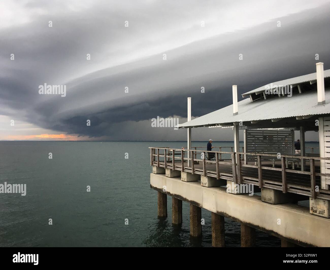 Sturm Zelle nähert sich Woody Point Jetty, Redcliffe, Queensland. Juni 16, 2019 übernommen. Stockfoto
