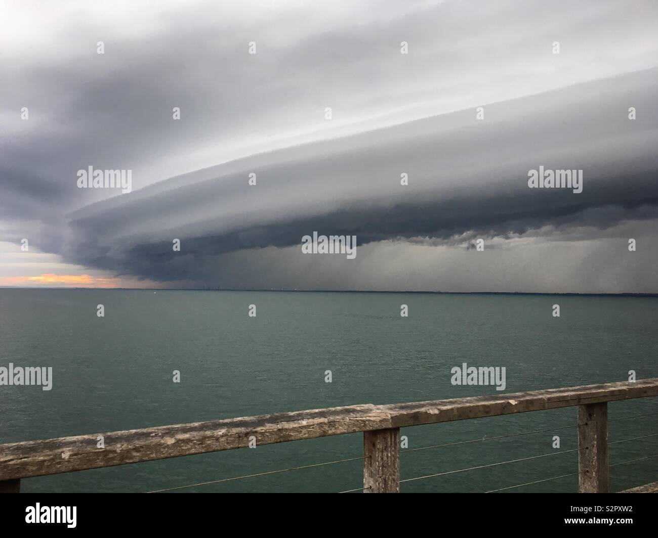 Sturm Zelle nähert sich Woody Point Jetty, Redcliffe, Queensland. Juni 16, 2019 übernommen. Stockfoto