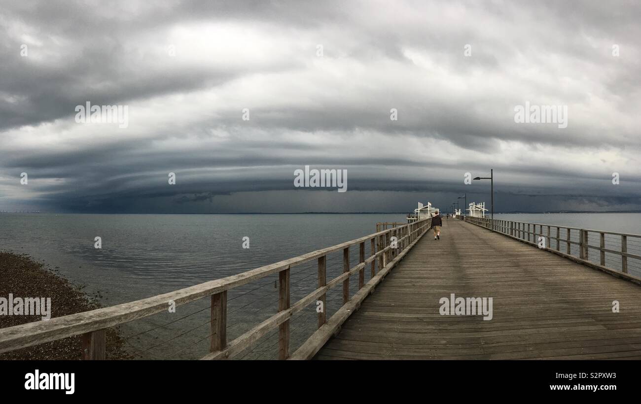 Panorama Foto von Woody Point Jetty mit Sturm Brennstoffzelle auf dem Weg in den Hintergrund. Juni 16, 2019 in Redcliffe, Queensland übernommen. Stockfoto