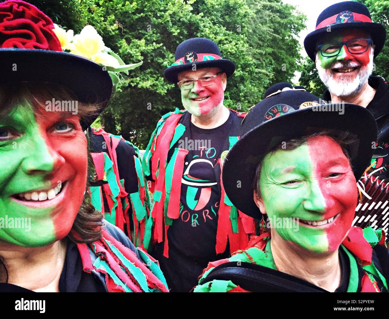 Mitglieder von Alton Morris erwarten wiederum außerhalb einer Kneipe in Hartley Wintney in Hampshire zu tanzen. Die Morris Dancers waren die Teilnahme an einem Freitag Abend "Tanz-Weg" gegen andere Morris Dancing troupes Stockfoto