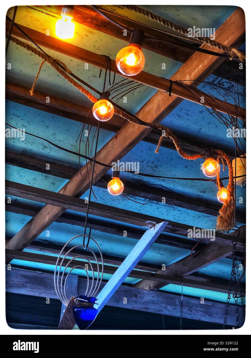 Glühbirnen hängen von den Dachsparren Stockfoto