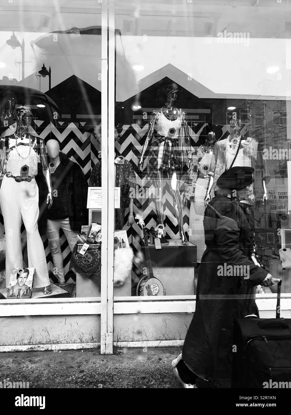 Frau vorbei Fenster Anzeige einer Shop Stockfoto