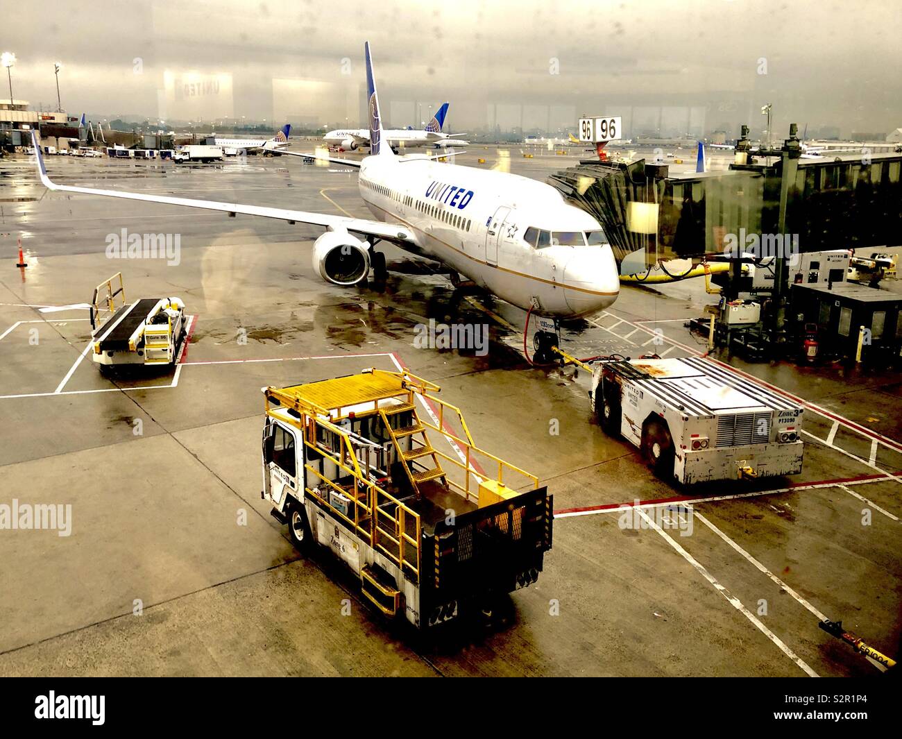 Rain Delay United Airlines bei Gate C 96 in Newark Airport Stockfoto