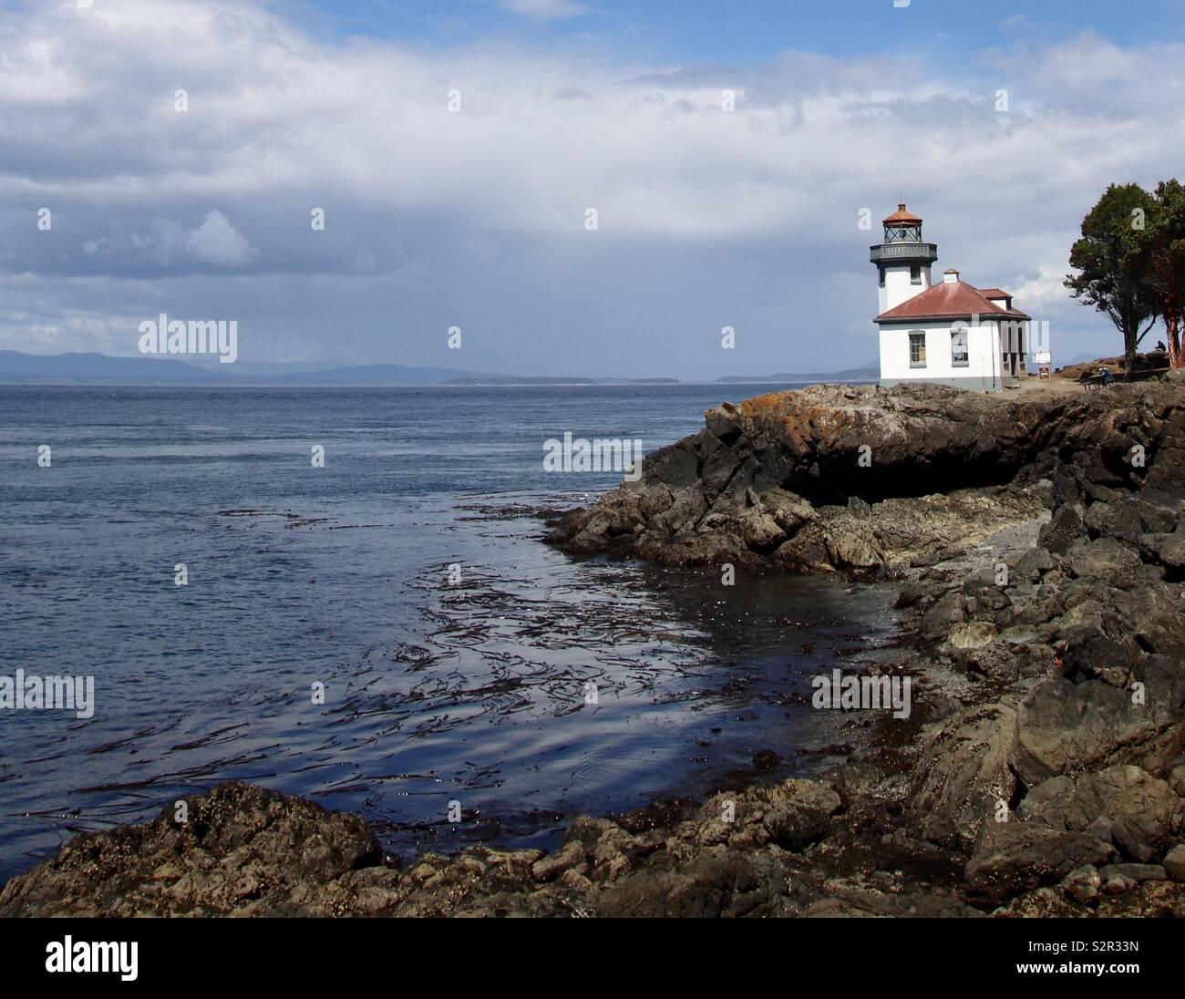 Whale watching Leuchtturm in Cove auf San Juan Island, Washington. Stockfoto