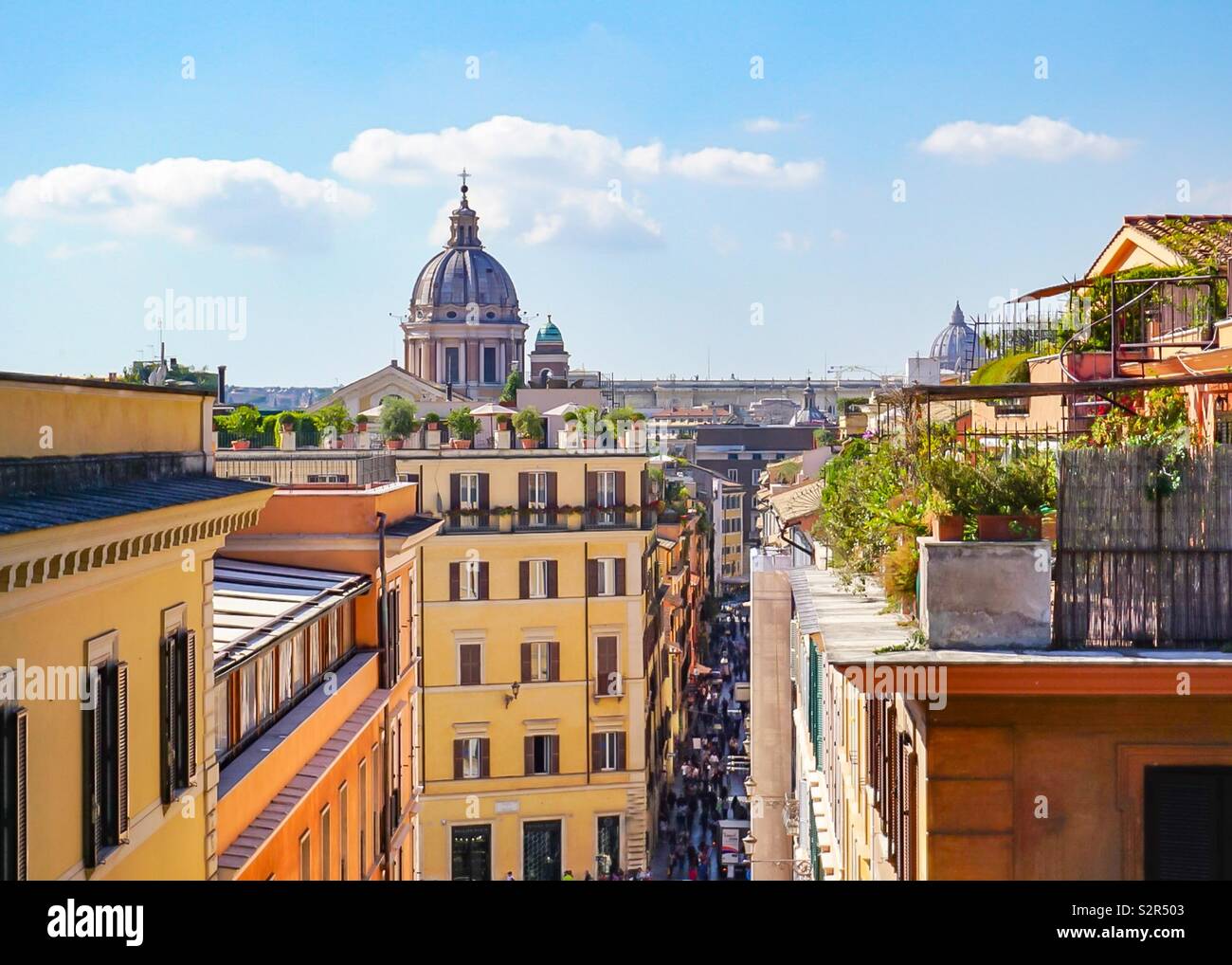 Ein Blick auf die Innenstadt der Stadt Rom Italien von den Dächern. Stockfoto