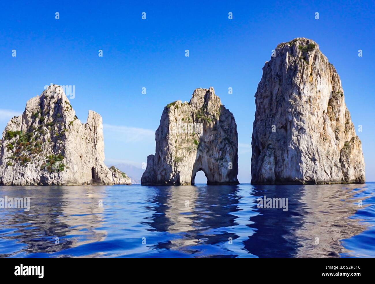 Die Faraglioni vor der Insel Capri in der Nähe der Amalfiküste in Italien. Stockfoto