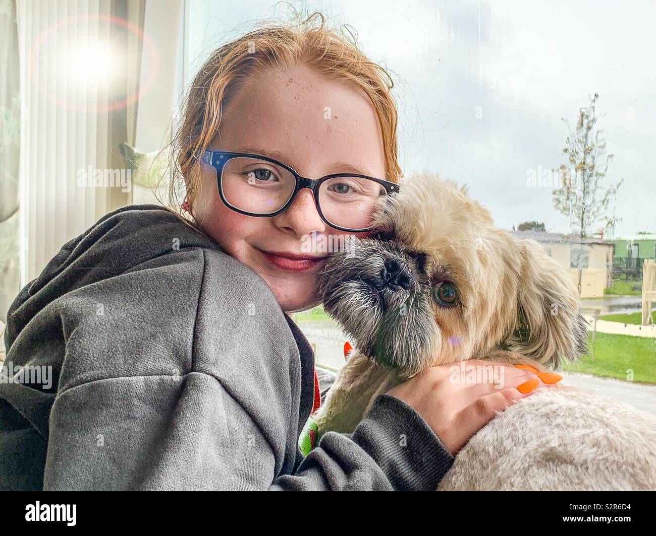 Junge 9 Jahre altes Mädchen mit ihrem Hund Stockfoto
