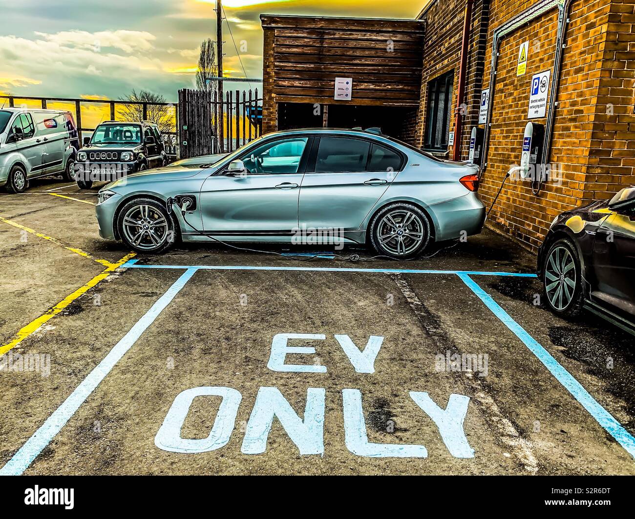 BMW Auto aufladen auf Strom - Smartphone-aufgenommenes Stockfoto