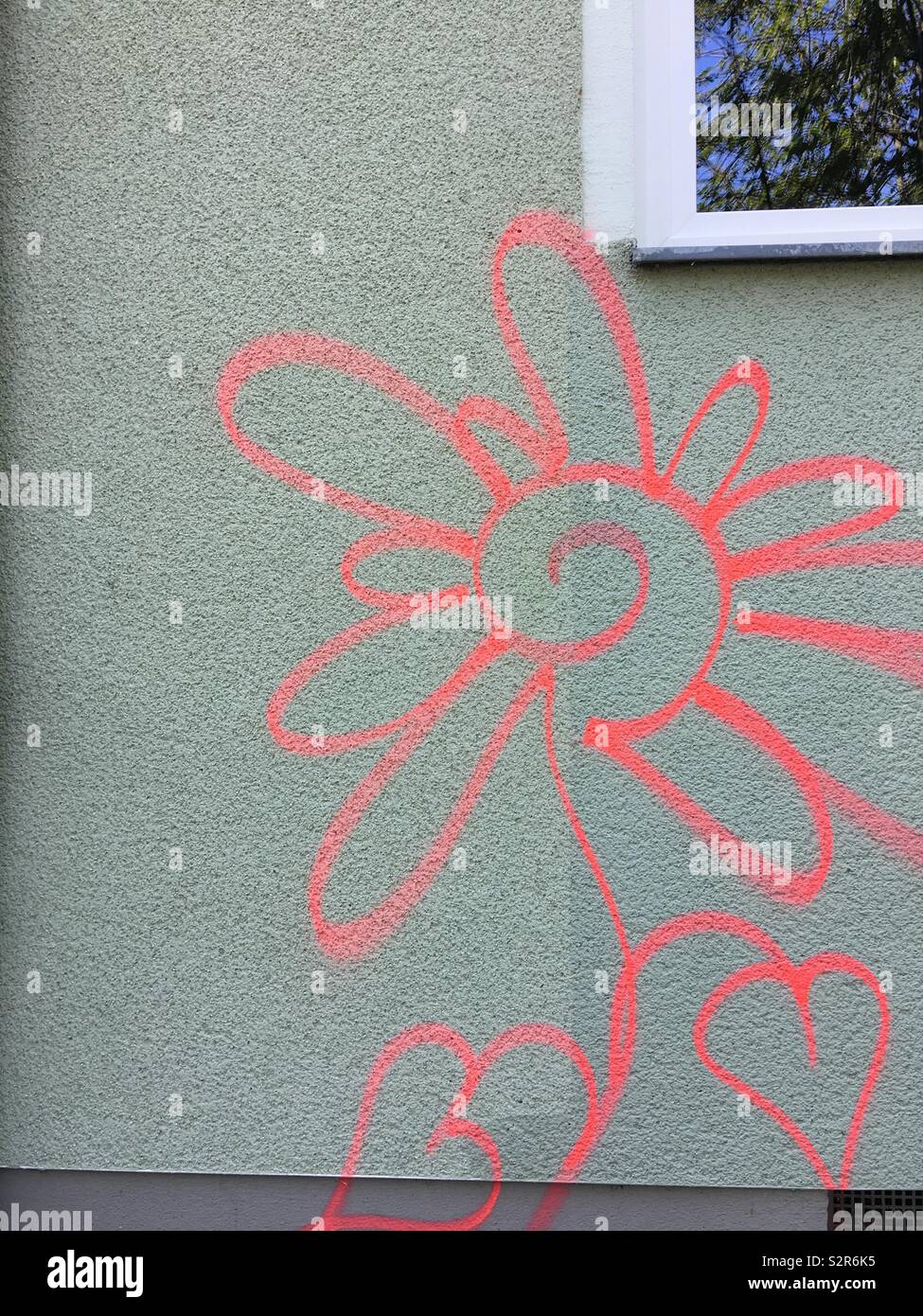 F' unten an der Wand Stockfoto