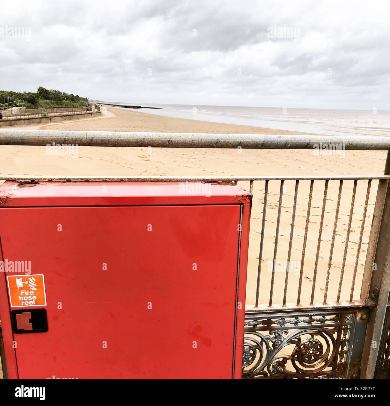 Kleine Stellfläche auf Englisch Pier. - Smartphone-aufgenommenes Stockfoto