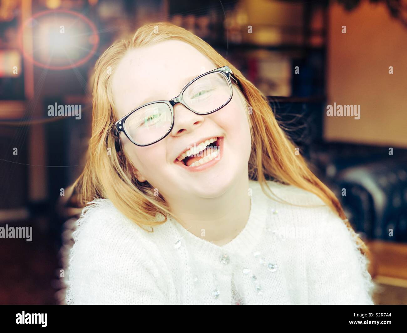 Junge 9 Jahre altes Mädchen lachend Stockfoto