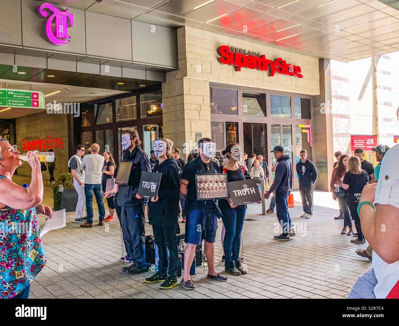 Wahrheit Demonstranten gekleidet mit V für Vendetta Masken in Leeds Stockfoto