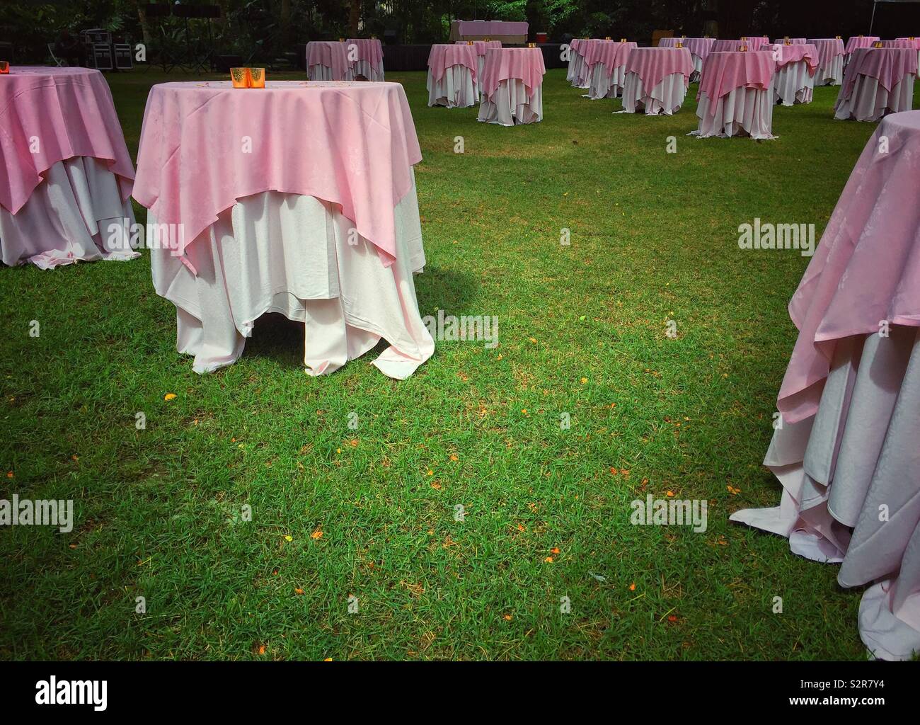 Tabellen, Setup auf einem Rasen für eine Hochzeit Stockfoto